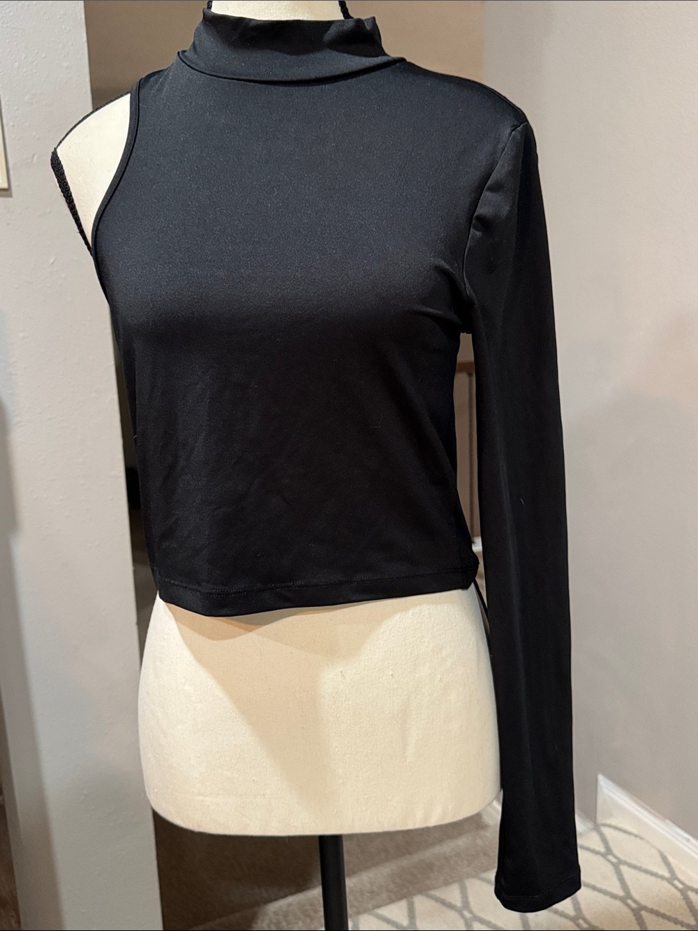 Forever 21 Black One-Shoulder Mock Neck Crop Top